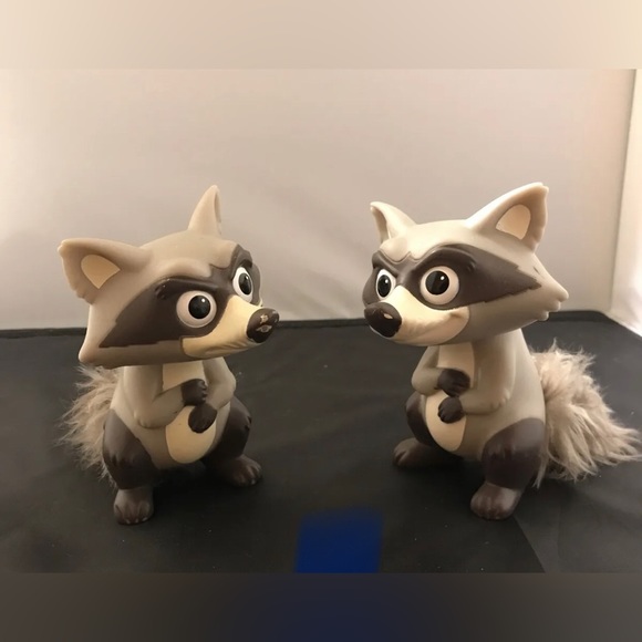 Disney Toys 2 Disney Pixar Pocahontas Meeko Raccoon Vinyl Figure